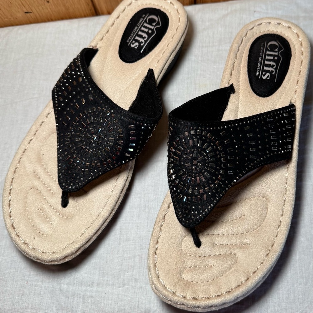 Cliffs by White Mountain “Cienna” Rhinestone Embellished Wedge Thongs 8.5M - Picture 5 of 11